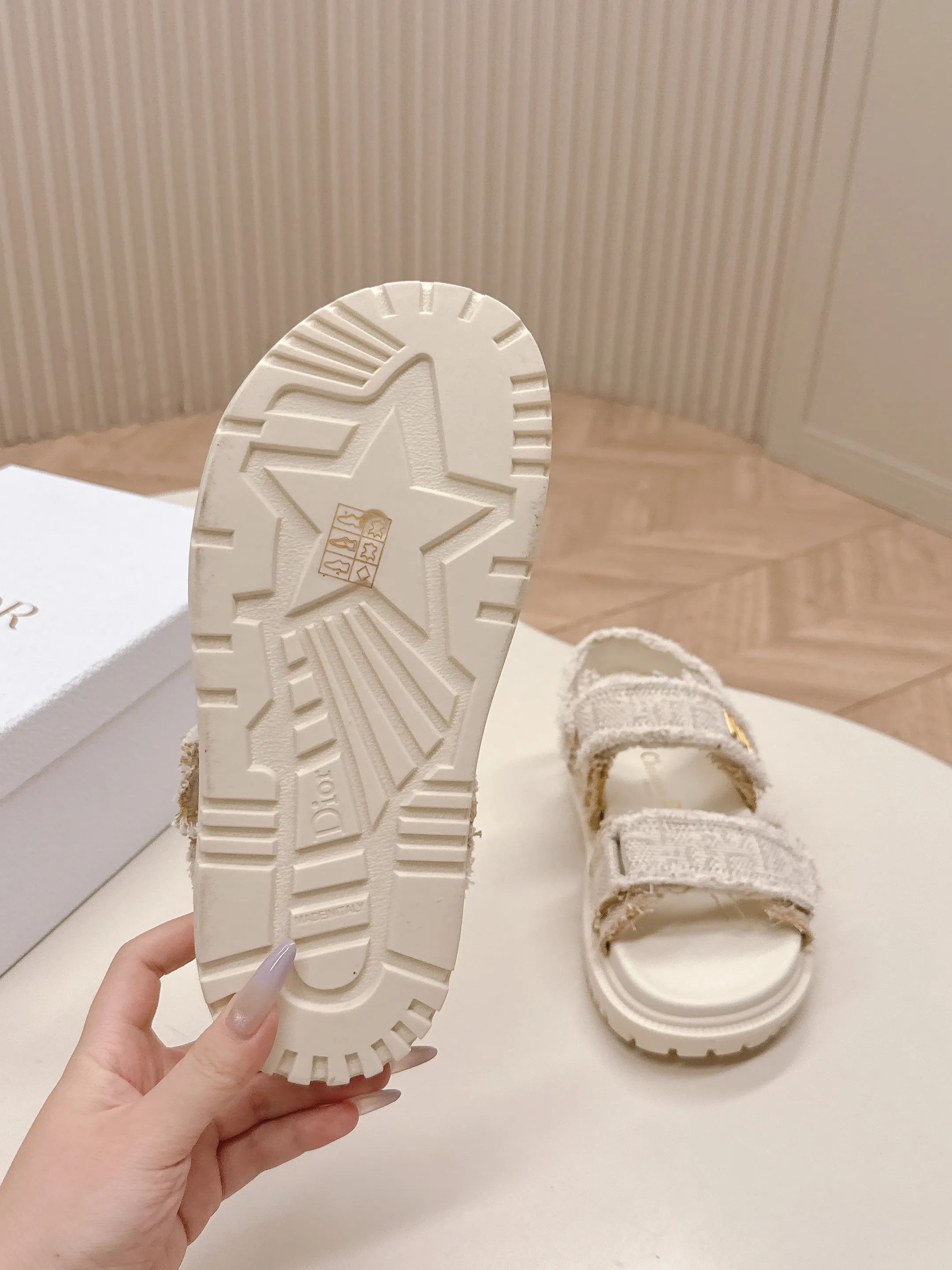 👟👟Ex-factory price 460👟👟 New color cloth, classic upgrade plus 2025 new color series Dior Dior classic Velcro sandals and slippers series, original replica, high version, super durable and versatile, very comfortable on the feet, slim and white, original customized upper, original D hardware buckle, original TPU outsole Size: 35-41